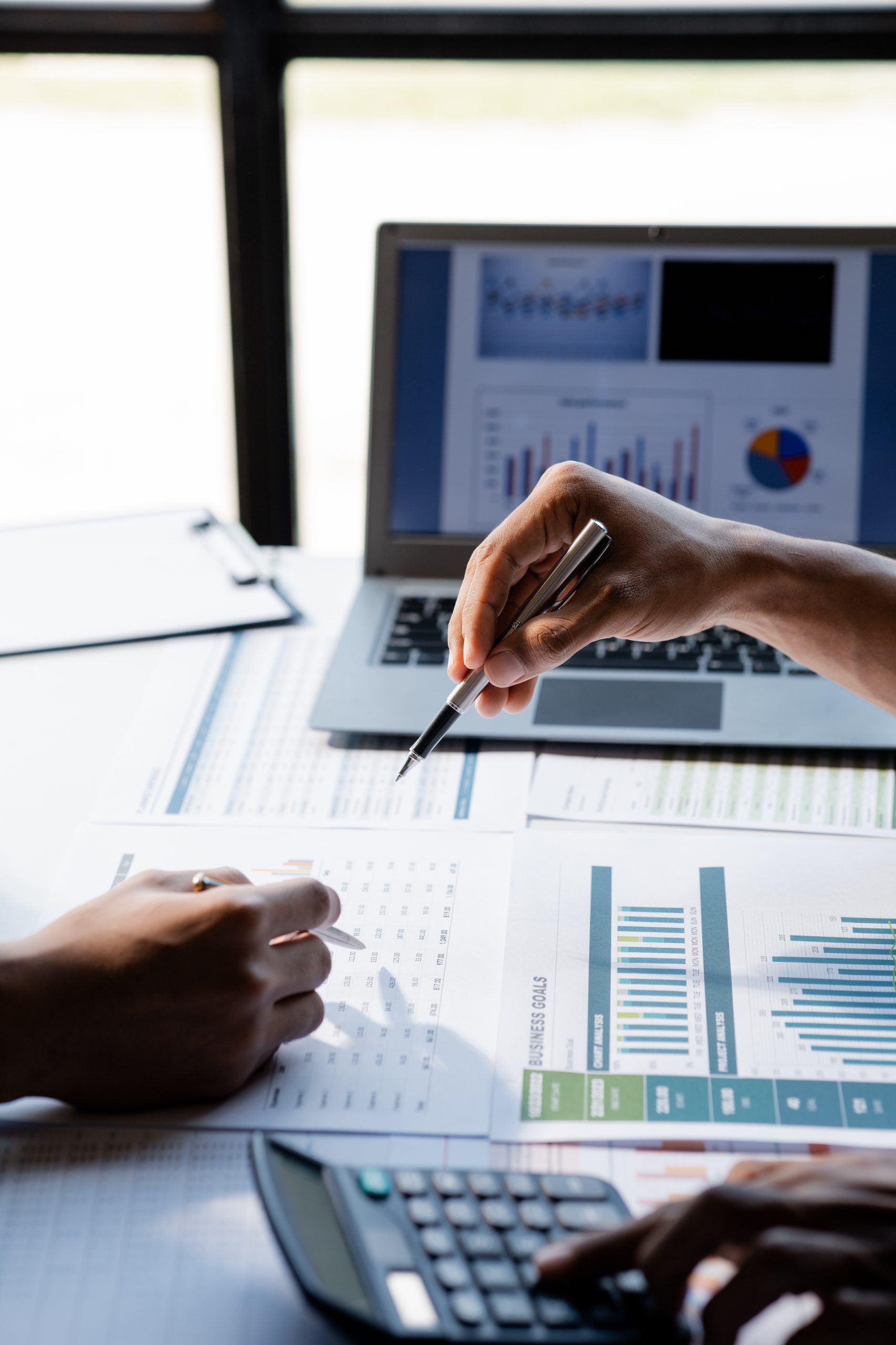 The sales department is having a monthly summary meeting to brin https://www.freepik.com/premium-photo/sales-department-is-having-monthly-summary-meeting-bring-it-department-manager-they-are-verifying-correctness-documents-that-are-prepared